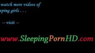 芸術的！！素晴らしい！！寝ている人妻おっぱい吸うという実際ありそうな軽いいたずら夜這いレイプ｜イクイクXVIDEOS日本人無料エロ動画まとめ