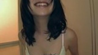 驚くほどかわいい十代のファックとバスルームのHD +で彼女の男を吹きます