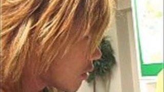 男をオフにけいれんして、三人組にそれらによって犯さ