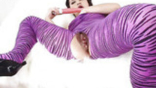 淫乱日本人の赤ん坊は変態セックスのおもちゃに彼女の毛むくじゃらの女を座っています