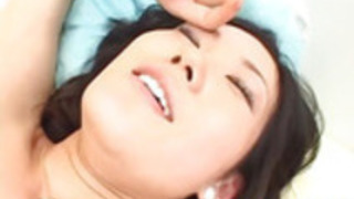 小峰由衣は彼女の非常にタイトな猫を驚かせます