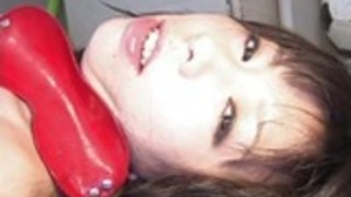 Blondfolded女の子は彼女の穴にプロービングホットワックスやおもちゃを取得します