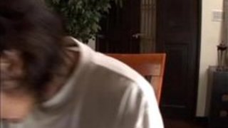 上目遣いで男を見つめながら手コキおちんぽおちんぽフェラでザーメンを搾り取る四十路熟女…