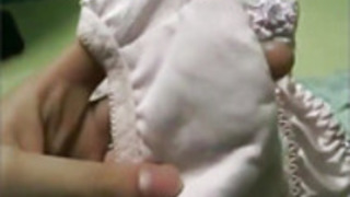 日本の女の子彼女のパンティーにコメント