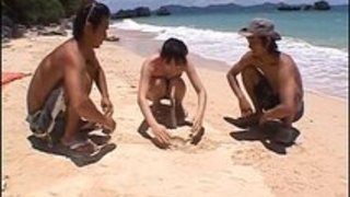 ビキニ姿の可愛い娘がプライベートビーチで男達にて手マンされて大量潮吹き