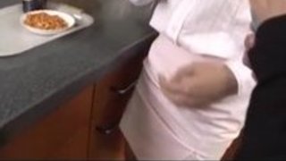 ひびき大槻は、彼女の愛の穴のそれぞれにコックをしようとします