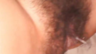 美咲沙耶は指亀裂にし、落ちたことにより、口の中で犯されます