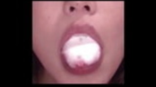 鏡の前にある日本の美しさの膣ブラシ