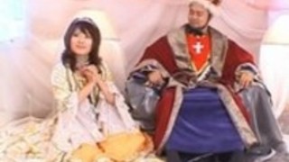 仮名島田は熱い輪姦中で男性がねじ込まれ、口と膣を持っています