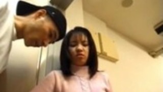 大きな水差しを持つ日本のAVモデルはなめとfriggedスナッチました