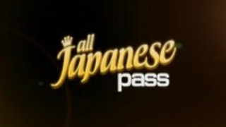 日本のAVモデルは、男性のマッサージを与え、彼女のスリットが洞をファック