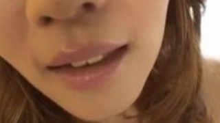 エリカ栗栖、ホットアジアのティーンは素晴らしいフェラチオで巨根を飲み込みます