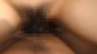 このいやらしいビッチがくるっている！彼女のアパートでやっちゃった