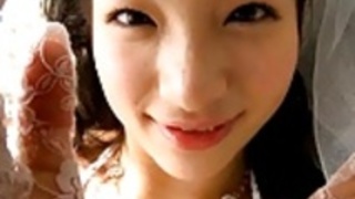 足立梨花 - 結婚式の衣装