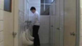 無実の学校の女の子は、余分な信用のためのフェラチオと手の仕事を与えます