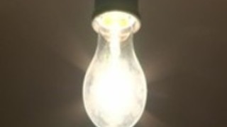 アジアの裸の囚人は時計じかけのオレンジ処理を通過します