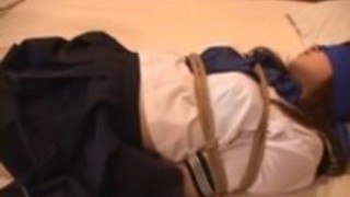 アジアの学校の女の子は、緊縛驚き縛られます