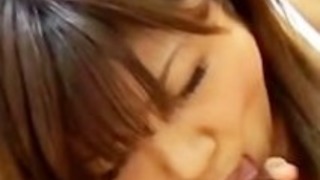 かわいい日本の十代は、ホットフェラを与え、兼で遊びます