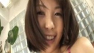 あずみ春咲は毛深い陰部にバイブレーターを取得