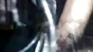 彼女は彼女の口で2回ミルクを飲みました1