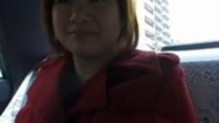 マリンは、車の中で、その上にバイブレーターを置きます