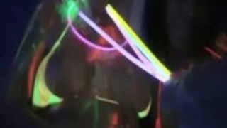 大学のパーティーのポルノビデオ1でファック