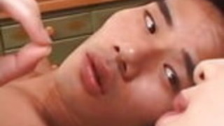 巨乳ではない母親