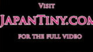 ふわふわの日本の花屋の女の子毛深い猫が打たれた