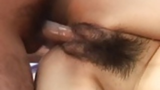 アジアの学校の女の子は、クラスの犬のスタイルで犯されます