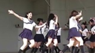 かわいい日本の学生ダンス