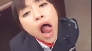 日本のティーンは、制服Bukkakedを取得します