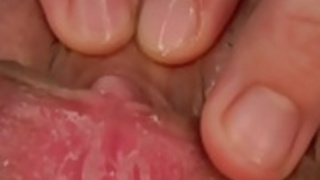 大きな白いパンティーかわいい女の子は、アームチェアにマスターベーション