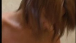 アジアのスキニー赤ん坊が緩んでできるようになり、激しくセックスされま​​す