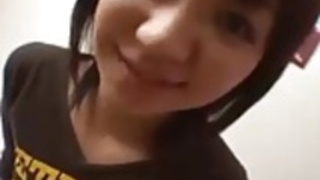 短い髪アジアの女の子は自慰