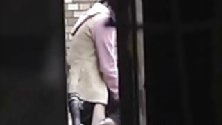 屋外セックスプレイを楽しむカップル