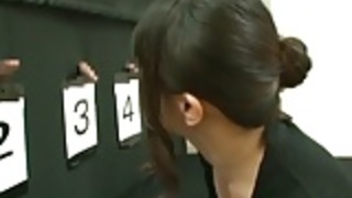 成熟した女性は変態推測ゲームを果たしている