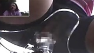 彼女はサイクリングが好き...