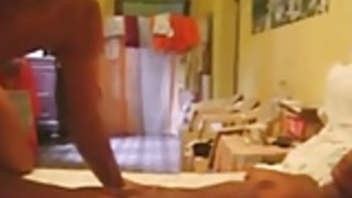 彼は狂ったように彼女の猫を食べている！