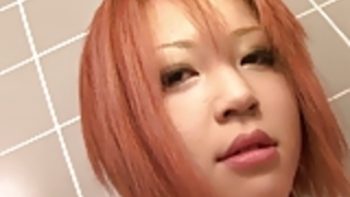 バスルームにタイトで巨乳赤毛の可愛い猫の愛情