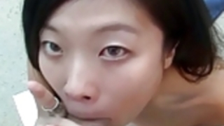 アジアのベイビーはホット屋外フェラを与えます