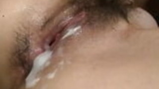 かわいいリノは、他の2人の雄鶏を激しく揺らしながらディックを弄ぶ