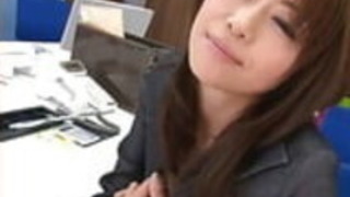 オフィスブレイク中に、ホジョキはオフィスでおしゃべりをする