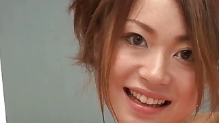 サラSeoriは2本のチンポを愛撫するために彼女はかなり足を使用しています