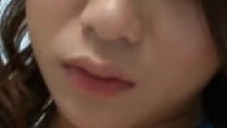 いたずらな雛は、彼女の体と猫をバイブラで使っているのが大好きです