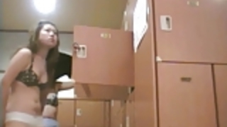 日本の女の子はヌード風呂に入る