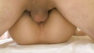 かわいい日本のティーンは、足を広げる