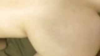 日本の女の子のトモミソーンがバイブレーターとコックを手に入れた