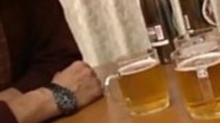 日本の妻は若いディックで吸う