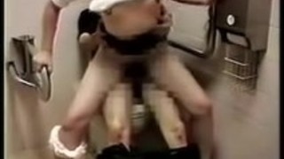 公衆トイレで熟女とハメまくり！
