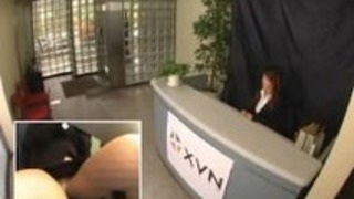 日本の労働者は、テーブルの下に指